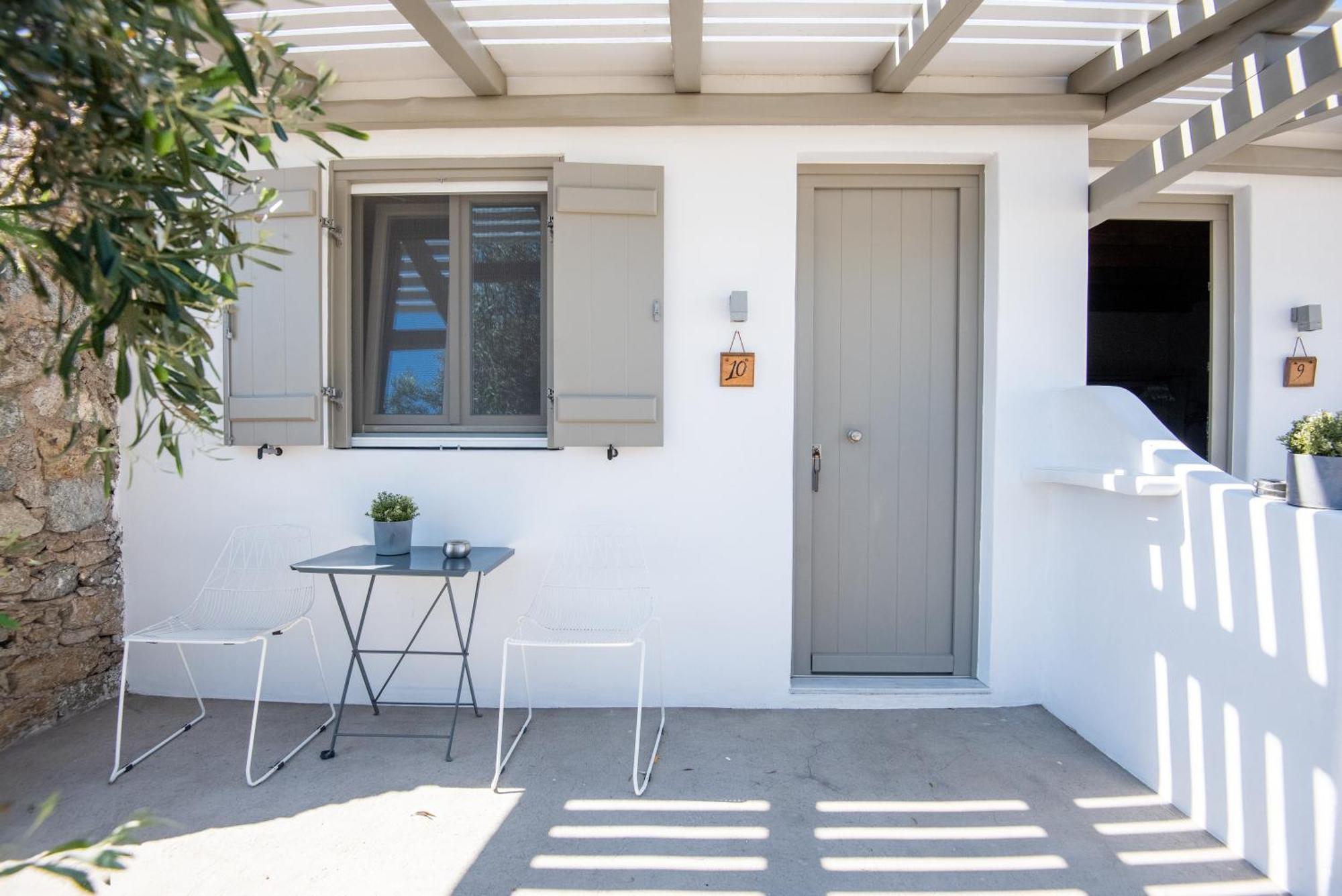 White And Grey Apartment Mykonos Town Room photo