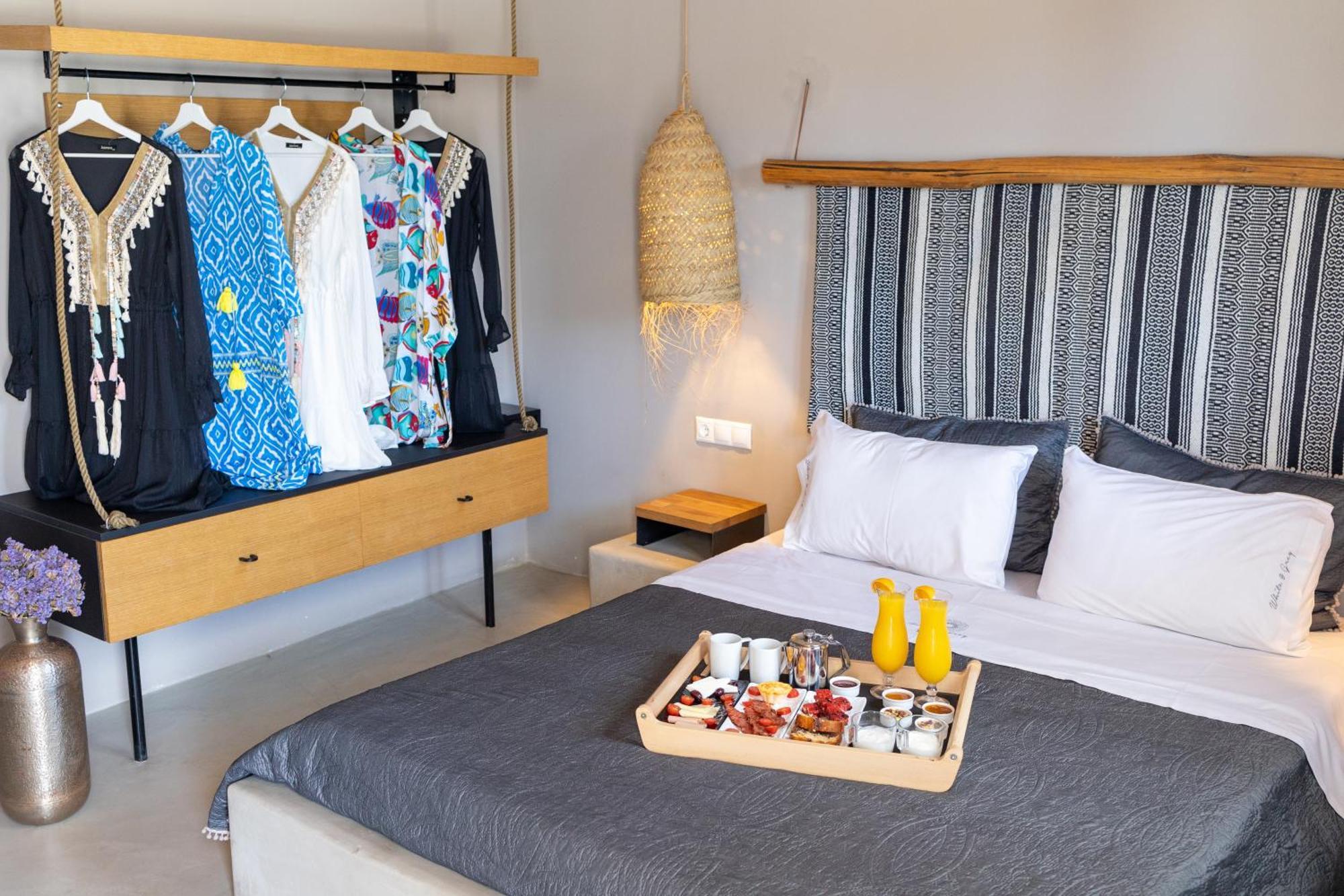 White And Grey Apartment Mykonos Town Room photo
